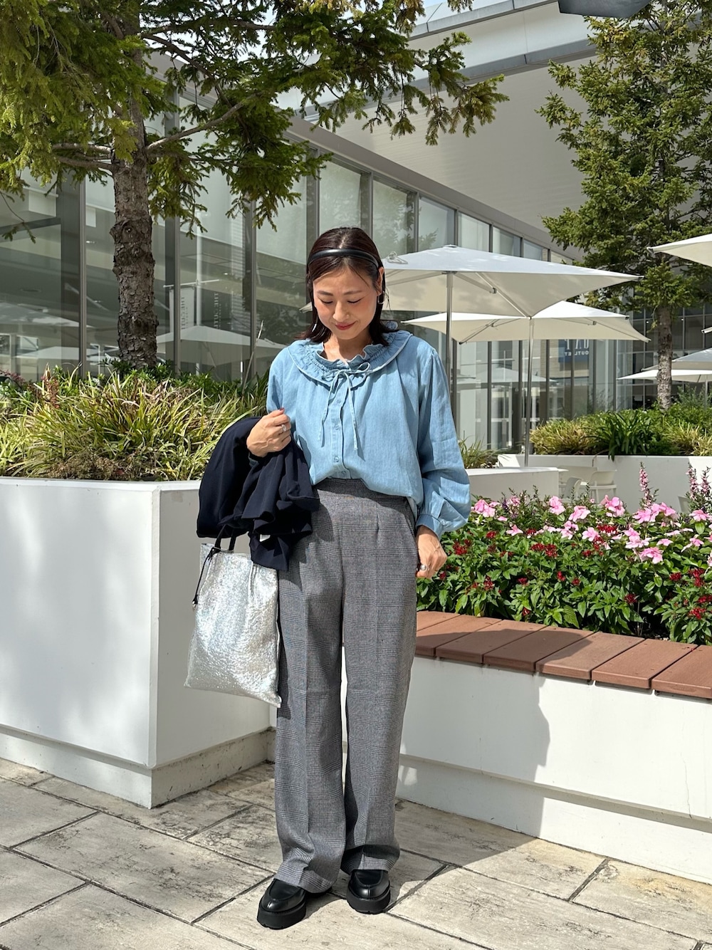 「チェック、秋服準備はじめました、きれいめカジュアル、シンプルコーデ、お出かけコーデ、デニム、秋コーデ、ジャケット、秋のコーデ、大人ファッション、オトナカジュアル、低身長コーデ、低身長女子、150cm台コーデ、デニムシャツ」｜「MICO COULIERのライトデニムフリルブラウス（シャツ/ブラウス、ブルー系）」を使った、daimonさん（レディース・154cm）の秋コーディネートの1枚目の写真