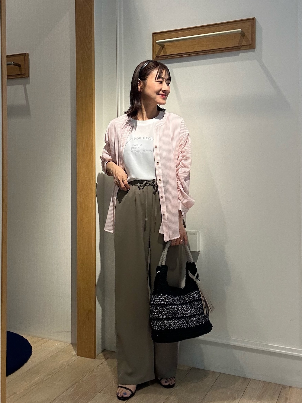 「白Tシャツ、シアートップス、夏コーデ、シャツスタイル、お出かけコーデ、休日スタイル、カラーコーデ、夏ファッション、楽チンコーデ、きれいめコーデ、レディースファッション、ストライプシャツ、低身長コーデ、低身長女子、40代ファッション」｜「NOLLEY'S LIGHTのシアー細ストライプギャザースリーブブラウス（シャツ/ブラウス、イエロー系）」を使った、daimonさん（レディース・154cm）の夏コーディネートの1枚目の写真