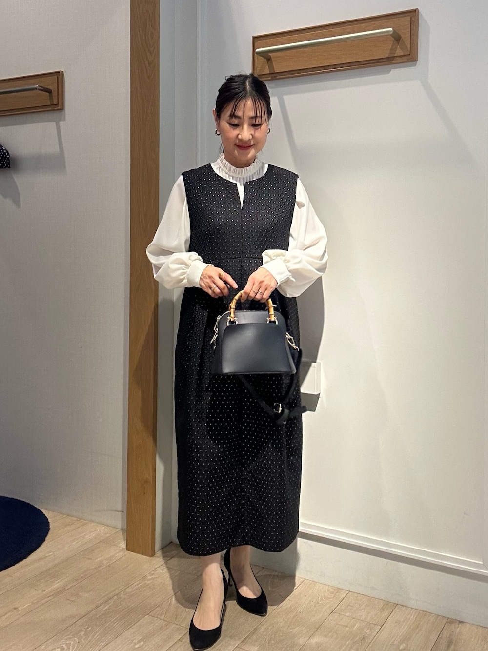 「春、フェミニンコーデ、お仕事コーデ、キレイめ、セレモニー、セレモニーコーデ、卒業式、卒業式コーデ、卒業式ママコーデ、卒園式、卒園式コーデ、入学式、入学式コーデ、入学式・卒業式、入学式ママコーデ」｜「MICO COULIERの《オケージョン対応》小花ラメジャガードワンピース（ワンピース、ブラック系）」を使った、daimonさん（骨格ナチュラル・レディース・154cm）の春コーディネートの1枚目の写真
