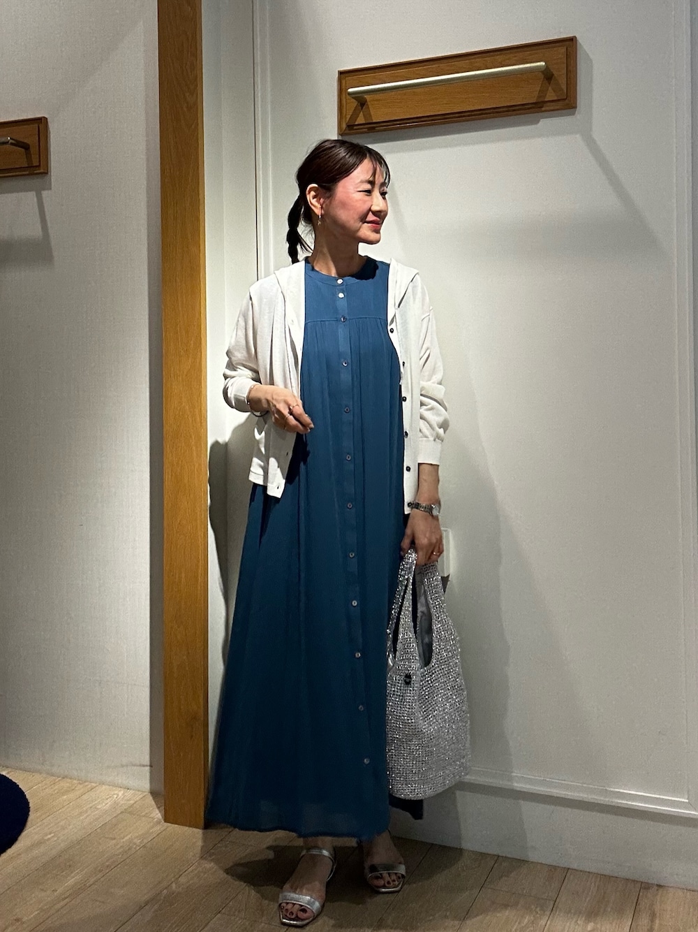 ブルー系のワンピース、ブルー系のカーディガン/ボレロ、シルバー系のトートバッグを着用したレディースの春コーディネートの1枚目の写真