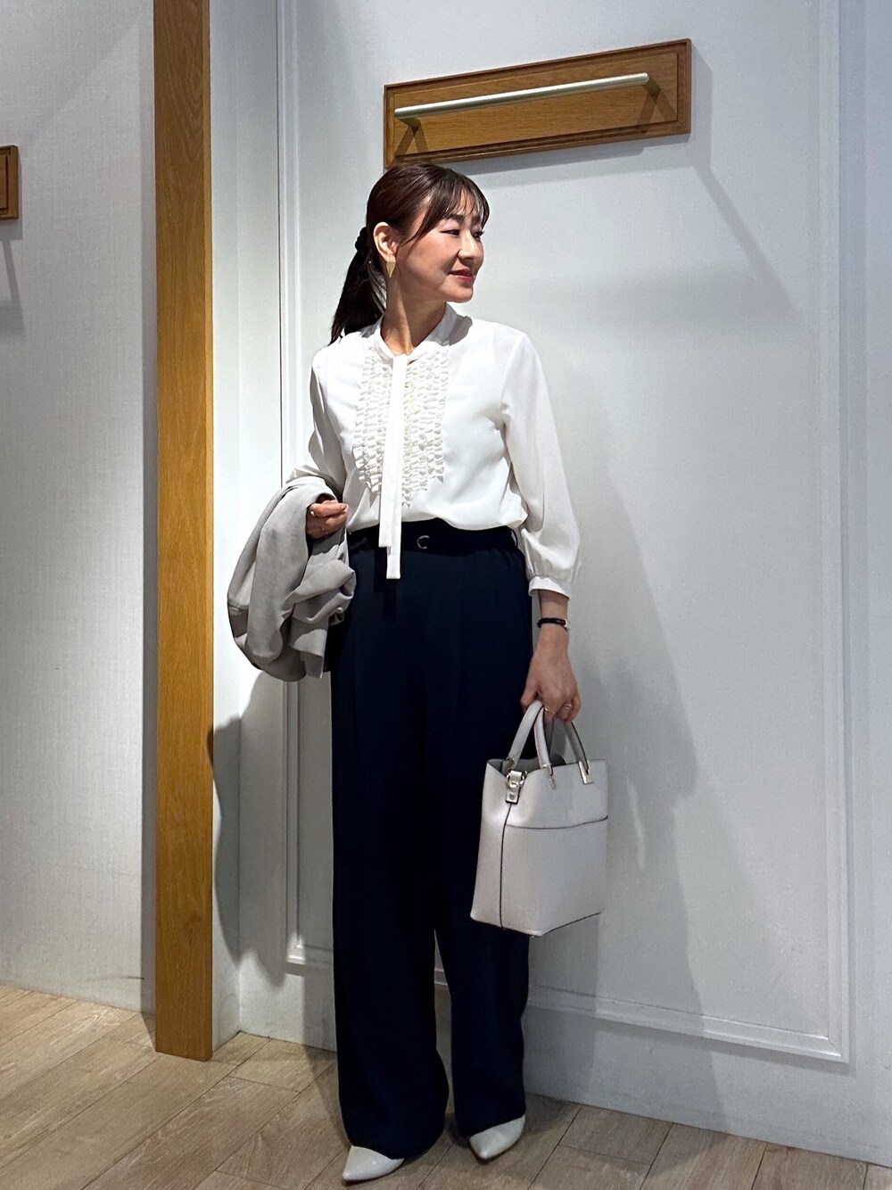 ホワイト系のシャツ/ブラウス、ベージュ系のノーカラージャケット、ブルー系のその他パンツを着用したレディースの春コーディネートの1枚目の写真