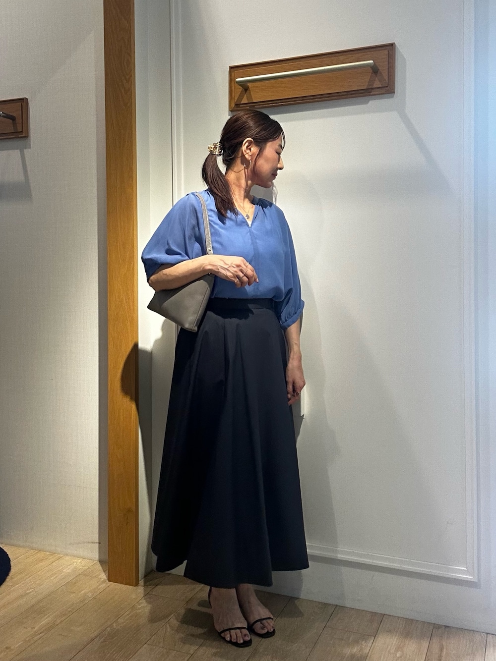 ブルー系のシャツ/ブラウス、ホワイト系のTシャツ/カットソー、ブルー系のスカートを着用したレディースの夏コーディネートの1枚目の写真