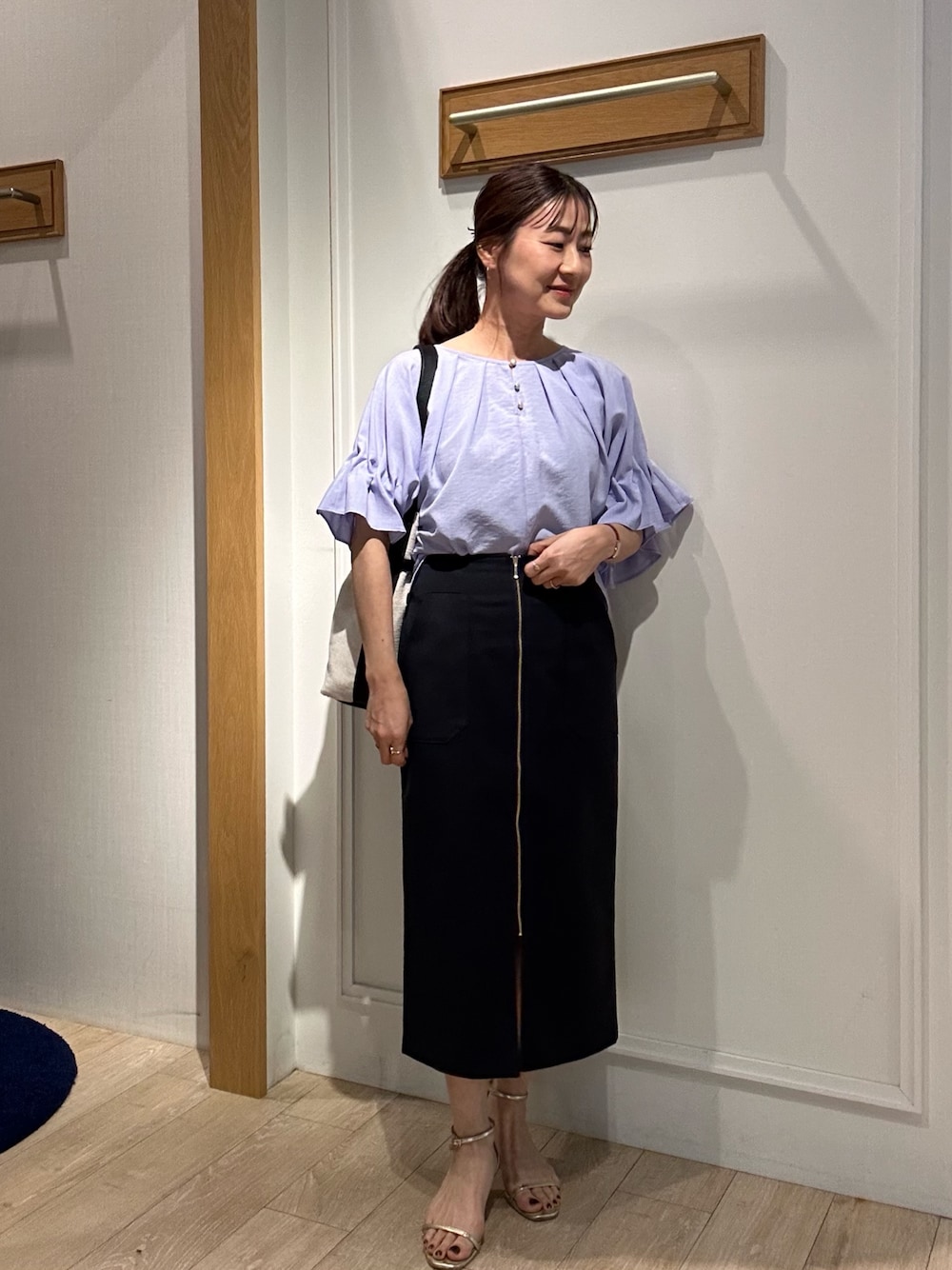「キレイめ、シアートップス、低身長女子、初春コーデ、通勤コーデ、お仕事コーデ、きれいめコーデ、低身長コーデ、40代ファッション、40代、タイトスカート、タイトスカートコーデ、ブラウスコーデ、ブラウス×スカート、お仕事スタイル」｜「MICO COULIERのサップ2WAYブラウス（シャツ/ブラウス、パープル系）」を使った、daimonさん（骨格ナチュラル・レディース・154cm）の春コーディネートの1枚目の写真