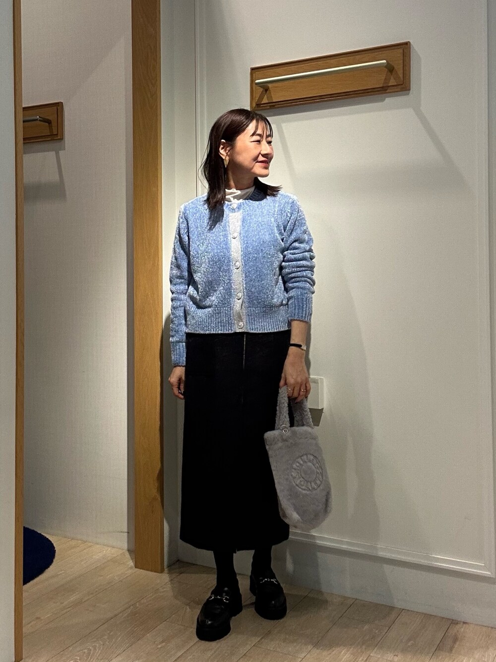 ホワイト系のTシャツ/カットソー、パープル系のスカート、グレー系のトートバッグを着用したレディースの秋コーディネートの1枚目の写真