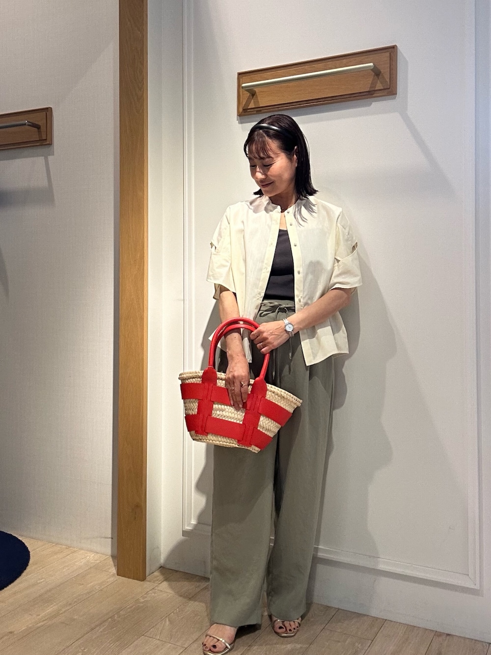「柄シャツ、ワイドパンツ、サンダル、シャツスタイル、シンプルコーデ、きれいめコーデ、楽チンコーデ、大人女子、低身長女子、大人ファッション、低身長コーデ、おしゃれさんと繋がりたい、オフィスカジュアル、大人コーデ、アラフォー」｜「NOLLEY’Sのアイテム（バッグ、レッド系）」を使った、daimonさん（レディース・154cm）の春コーディネートの1枚目の写真