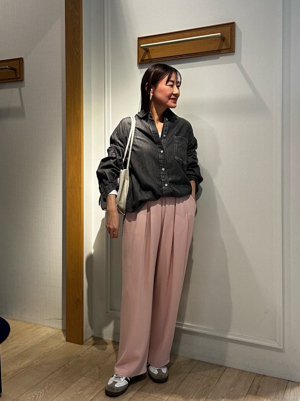 グレー系のシャツ/ブラウス、ホワイト系のトートバッグ、ピンク系のその他パンツを着用したレディースの冬コーディネートの1枚目の写真