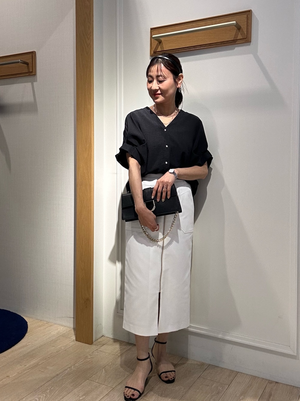 「ショルダーバッグ、モノトーン、大人女子、春、大人かわいい、春服、キレイめ、今日のコーデ、低身長女子、きれいめカジュアル、シャツスタイル、きれいめコーディネート、スカートスタイル、低身長コーデ、40代ファッション」｜「MICO COULIERのサップタンブラーシャツ（シャツ/ブラウス、グレー系）」を使った、daimonさん（骨格ナチュラル・レディース・154cm）の春コーディネートの1枚目の写真