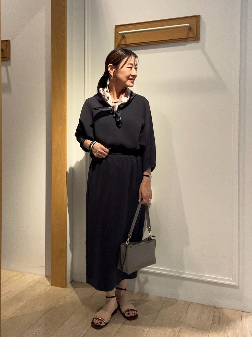 グレー系のスカート、グレー系のシャツ/ブラウスを着用したレディースの夏コーディネートの1枚目の写真