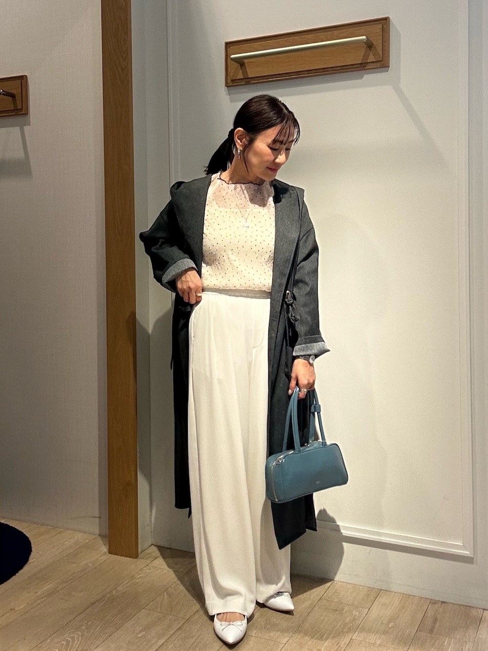 「春コーデ、春めき満開コーデ、春服コーデ、大人可愛い、大人コーデ、春、デニムコーデ、春服、デニム、低身長女子、お花見コーデ、カジュアルコーデ、大人カジュアル、150cm台コーデ、40代ファッション」｜「MICO COULIERのドライタンブラーコート（その他アウター、ブルー系）」を使った、daimonさん（骨格ナチュラル・レディース・154cm）の春コーディネートの1枚目の写真