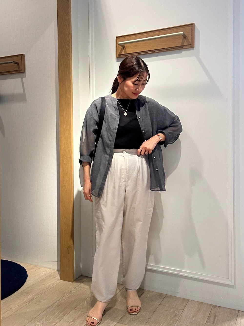 ベージュ系のその他パンツ、ブラック系のTシャツ/カットソー、グレー系のシャツ/ブラウスを着用したレディースの春コーディネートの1枚目の写真