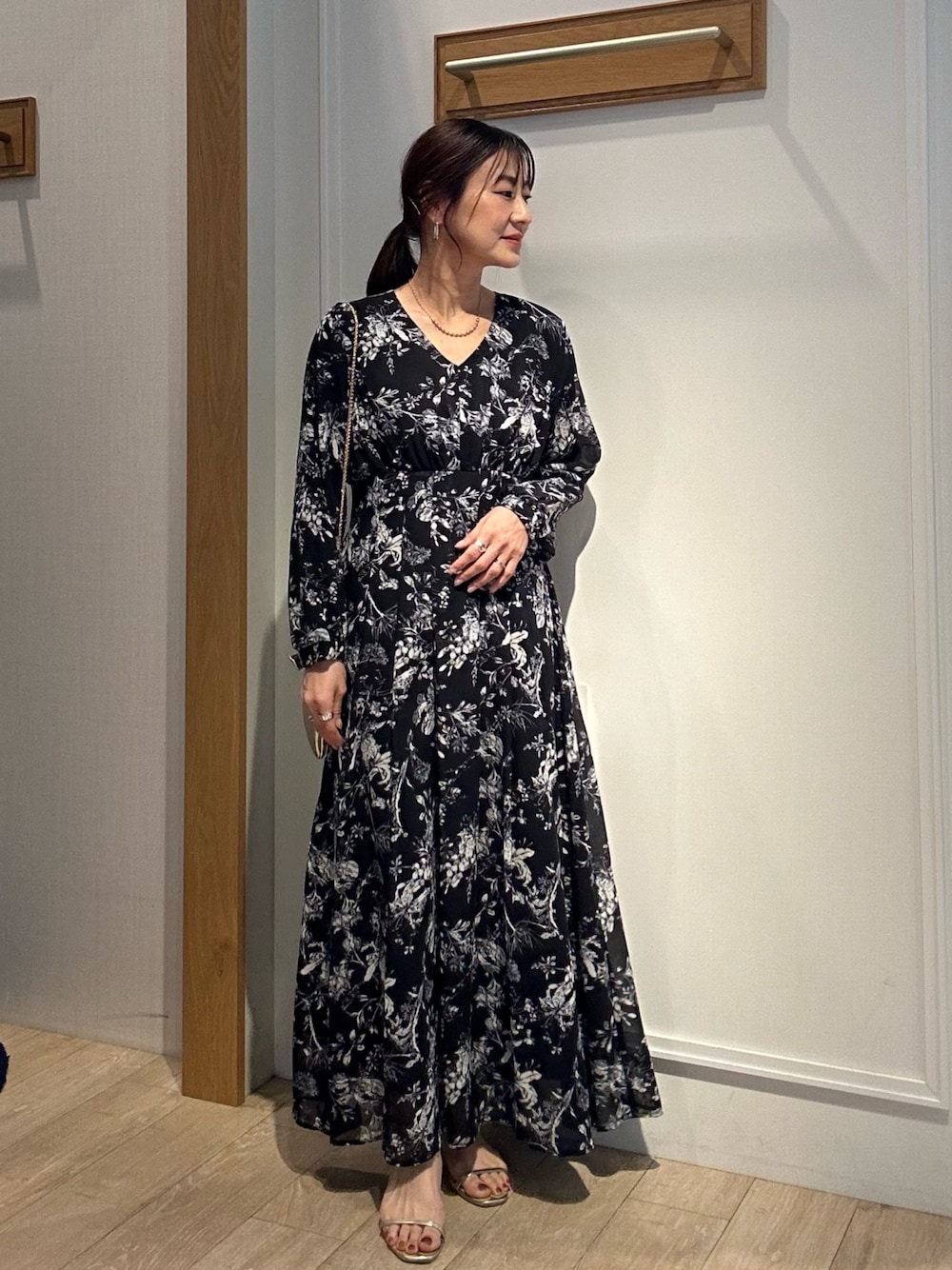 「休日スタイル、オトナ女子、春服、オトナカジュアル、40代ファッション、女子会コーデ、低身長、低身長コーデ、フラワープリント、フラワープリントワンピース、ワンピースコーデ、花柄ワンピース、ロングワンピース、春ワンピース」｜「MICO COULIERの《オケージョン対応》ダブルクロスストレッチジャケット（ノーカラージャケット、ベージュ系）」を使った、daimonさん（骨格ナチュラル・レディース・154cm）の春コーディネートの1枚目の写真