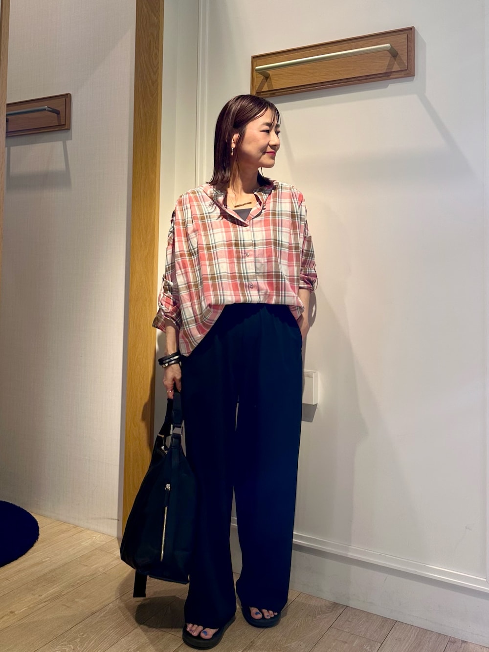「着こなしのちょこっとテク、レイヤードスタイル、休日スタイル、シャツスタイル、チェック、シンプルコーデ、オトナカジュアル、ゆるコーデ、シンプルスタイル、今日のコーデ、リラックススタイル、ラフコーデ、低身長女子、チェックシャツ、晩夏」｜「MICO COULIERのチェックギャザーブラウス（シャツ/ブラウス、レッド系）」を使った、daimonさん（レディース・154cm）の夏コーディネートの1枚目の写真