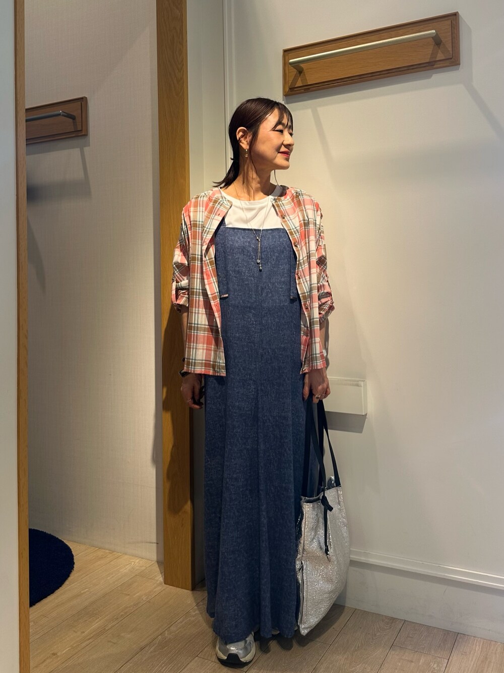 ブルー系のワンピース、レッド系のシャツ/ブラウス、ホワイト系のTシャツ/カットソーを着用したレディースの夏コーディネートの1枚目の写真