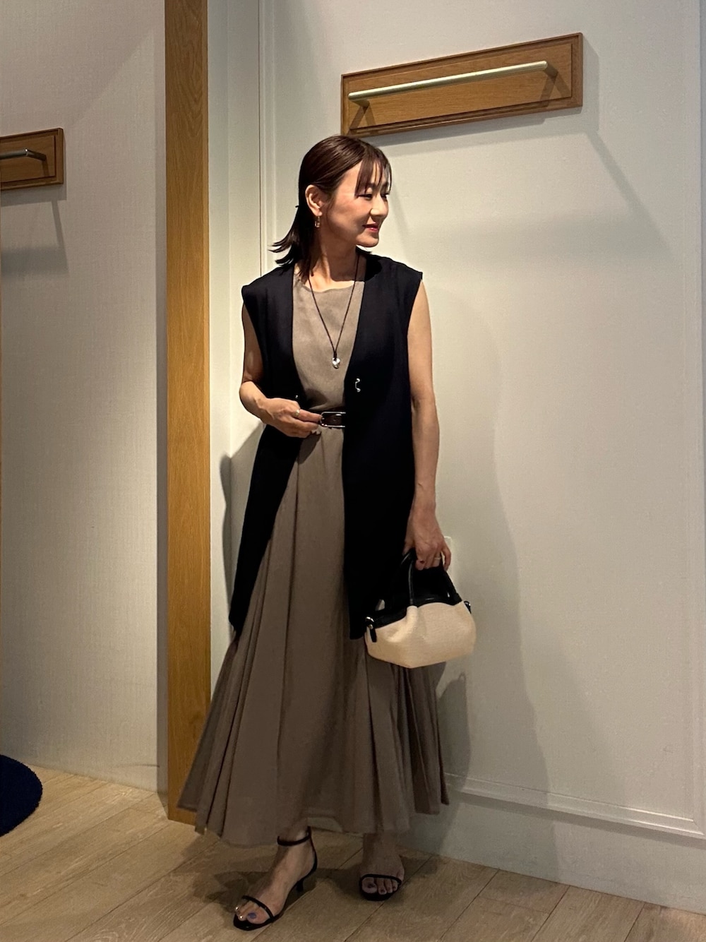 「ノースリーブ、着こなしのちょこっとテク、サンダル、お出かけコーデ、レイヤードスタイル、休日スタイル、おでかけコーデ、大人女子、150cm台コーデ、ママファッション、ワンピーススタイル、ワンピースコーデ、ジレスタイル、ジレコーデ、低身長コーデ」｜「MICO COULIERのイージーケアリネンベスト（ノーカラージャケット、ブルー系）」を使った、daimonさん（レディース・154cm）の夏コーディネートの1枚目の写真