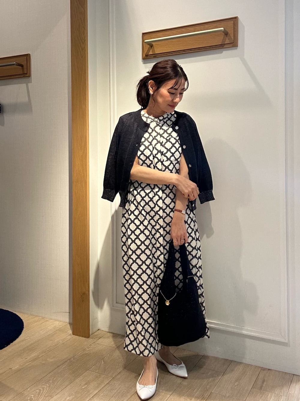 「春色、春めき満開コーデ、大人カジュアル、お花見コーデ、大人女子、オトナカワイイ、デイリーカジュアル、お出かけコーデ、初春コーデ、オトナ女子、低身長コーデ、低身長女子、40代ファッション、カーディガンコーデ、ワンピース」｜「MICO COULIERのアイテム（カーディガン/ボレロ、ブラック系）」を使った、daimonさん（骨格ナチュラル・レディース・154cm）の春コーディネートの1枚目の写真
