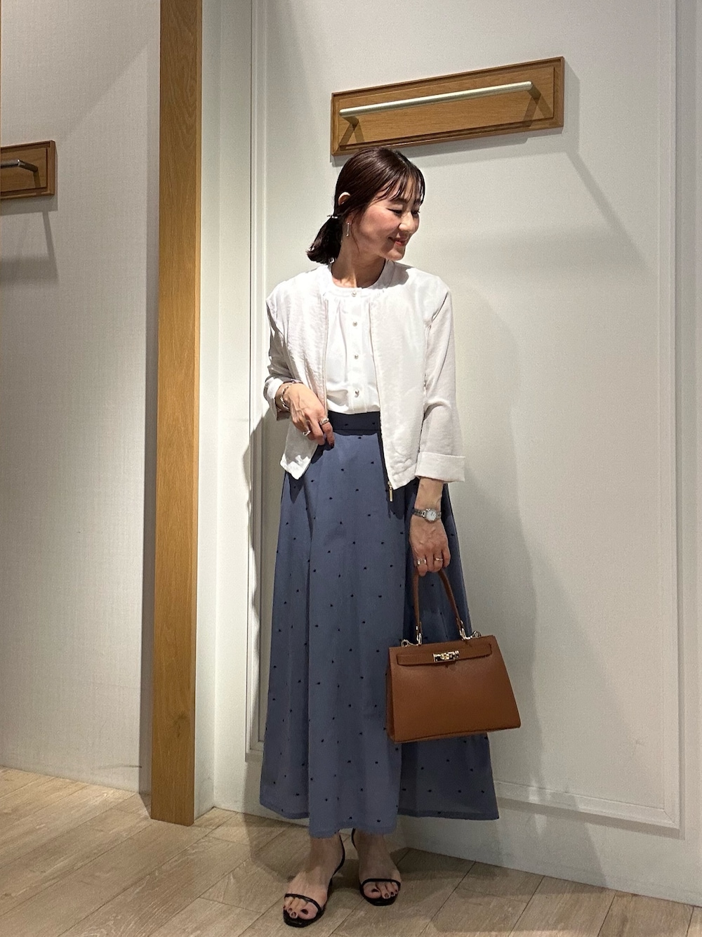 「白シャツ、白Tシャツ、夏ファッション、大人可愛い、春夏コーデ、スカートコーデ、シンプルスタイル、低身長女子、甘めカジュアル、オトナカジュアル、キレイめ、40代ファッション、ママファッション、低身長コーデ、通勤コーデ」｜「MICO COULIERの刺繍ドットスカート（スカート、ブルー系）」を使った、daimonさん（レディース・154cm）の春コーディネートの1枚目の写真