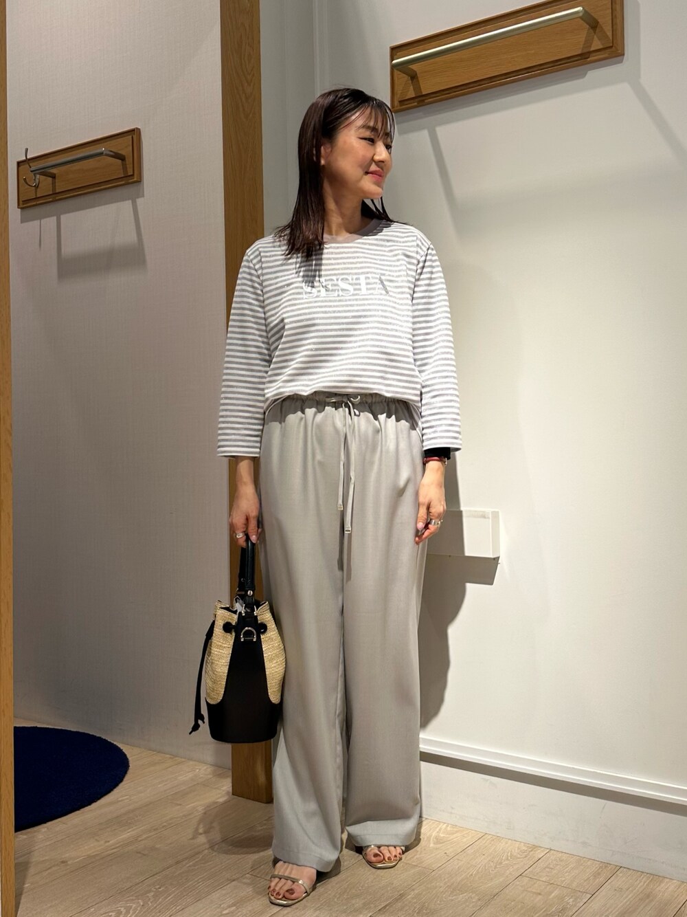 「春コーデ、春めき満開コーデ、春服コーデ、大人可愛い、大人コーデ、春、春服、低身長女子、お花見コーデ、カジュアルコーデ、150cm台コーデ、低身長コーデ、40代ファッション、ボーダートップス、ボーダーTシャツ」｜「MICO COULIERのラメボーダーロゴT（Tシャツ/カットソー、グレー系）」を使った、daimonさん（骨格ナチュラル・レディース・154cm）の春コーディネートの1枚目の写真