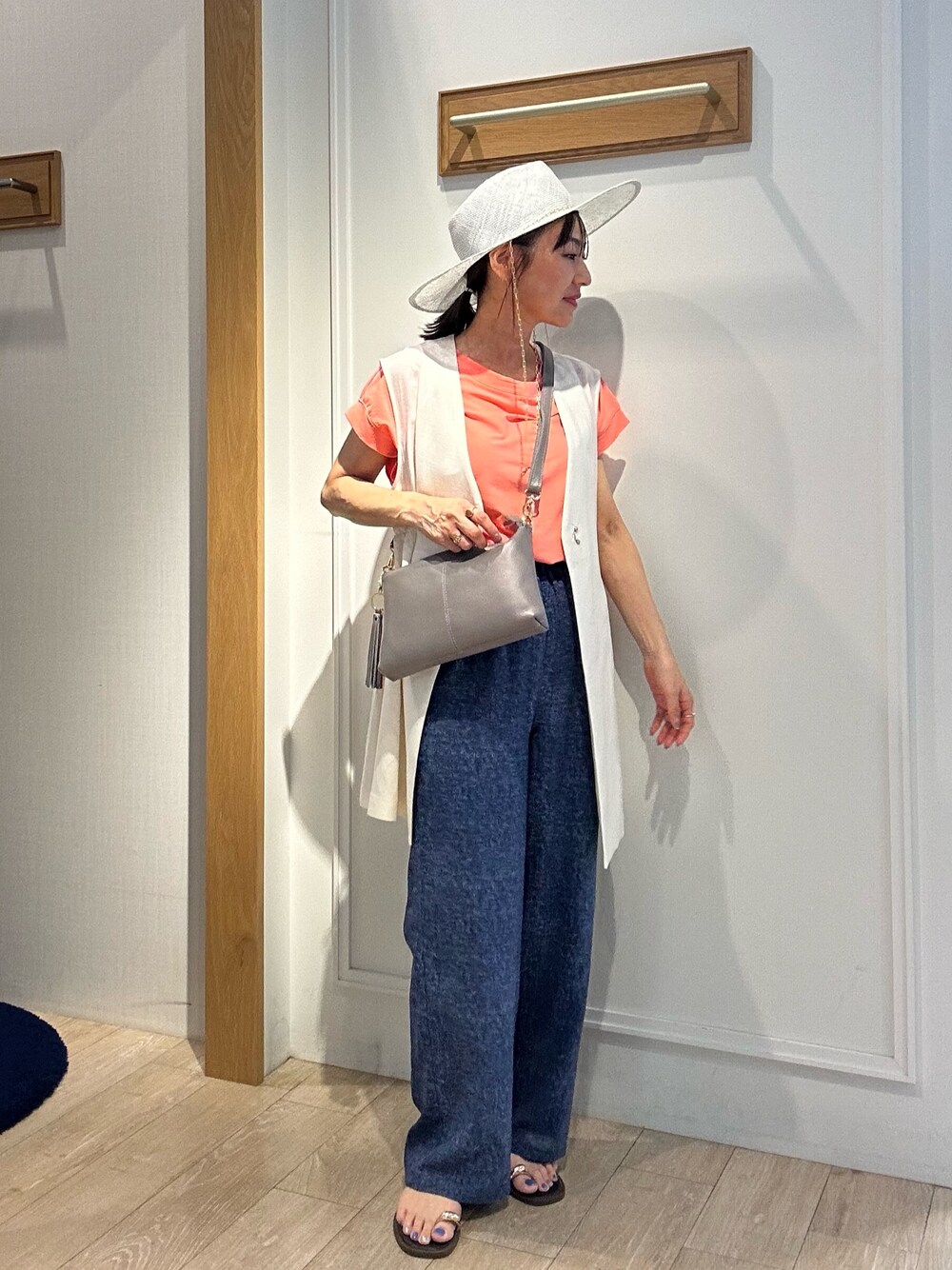 ブルー系のその他パンツ、ピンク系のTシャツ/カットソー、ホワイト系のノーカラージャケットを着用したレディースの夏コーディネートの1枚目の写真