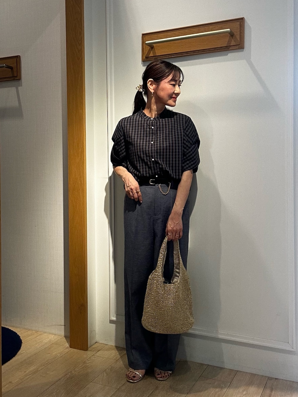 グレー系のシャツ/ブラウス、ゴールド系のトートバッグ、ブルー系のその他パンツを着用したレディースの春コーディネートの1枚目の写真