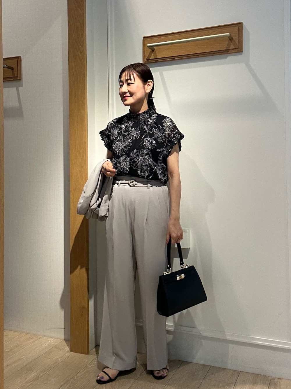 「柄シャツ、夏コーデ、シャツスタイル、パンツコーデ、150cmコーデ、セットアップ、セットアップスタイル、お仕事コーデ、お仕事、低身長コーデ、低身長女子、プリントブラウス、40代ファッション、40代、パンツスタイル」｜「MICO COULIERの線画フラワープリントブラウス（シャツ/ブラウス、ブラック系）」を使った、daimonさん（レディース・154cm）の夏コーディネートの1枚目の写真