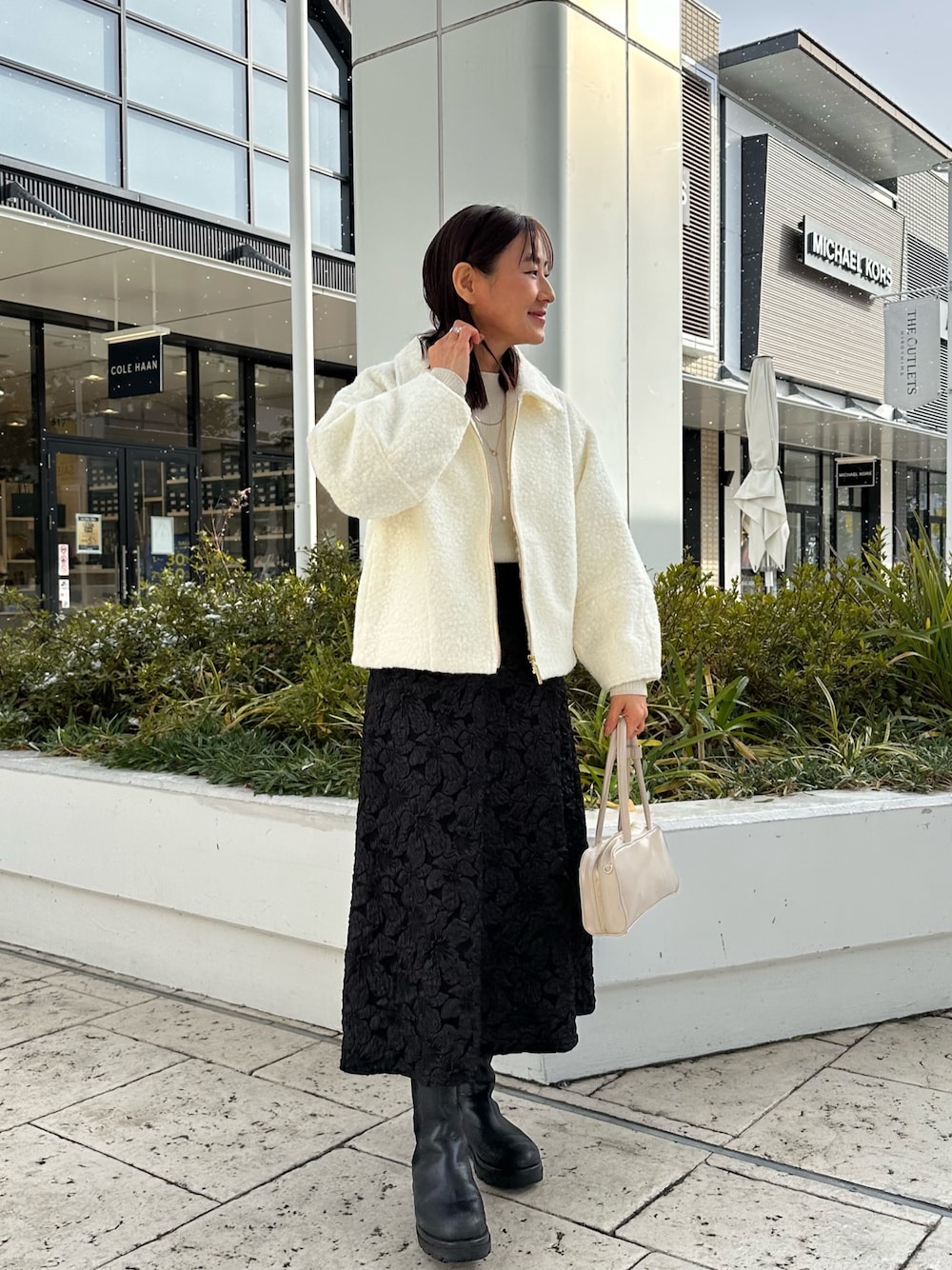 「冬アウター、オトナ女子、冬のコーデ、キレイめカジュアル、大人女子、スカートコーデ、お出かけコーデ、ホワイト、低身長女子、セレモニー、低身長コーデ、40代ファッション、きちんとスタイル、ジャガードスカート、ジャガード」｜「MICO COULIERのフライス編みナッピングジャケット（ブルゾン、ホワイト系）」を使った、daimonさん（骨格ナチュラル・レディース・154cm）の冬コーディネートの1枚目の写真