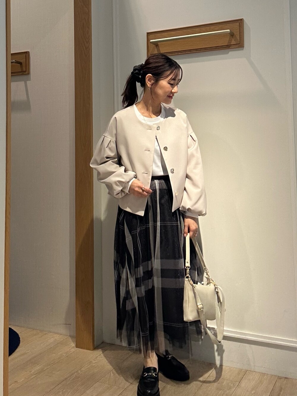 「オトナカジュアル、シンプルスタイル、きれいめコーディネート、低身長コーデ、キレイめ、Tシャツ、春、入園式コーデ、春コーデ、ジャケットコーデ、チェックスカート、チュールスカート、40代ファッション、40代コーデ」｜「NOLLEY'S LIGHTのアイテム（バッグ、ホワイト系）」を使った、daimonさん（骨格ナチュラル・レディース・154cm）の冬コーディネートの1枚目の写真
