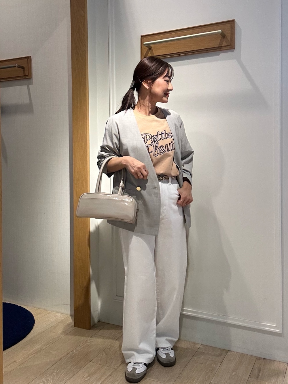 「大人カジュアル、オトナカジュアル、今日のコーデ、大人可愛い、デニム、ホワイトデニム、ジャケット、ジャケットスタイル、ジャケットコーデ、低身長、低身長コーデ、低身長女子、40代ファッション、40代」｜「MICO COULIERのサップノーカラージャケット（ノーカラージャケット、ベージュ系）」を使った、daimonさん（レディース・154cm）の春コーディネートの1枚目の写真