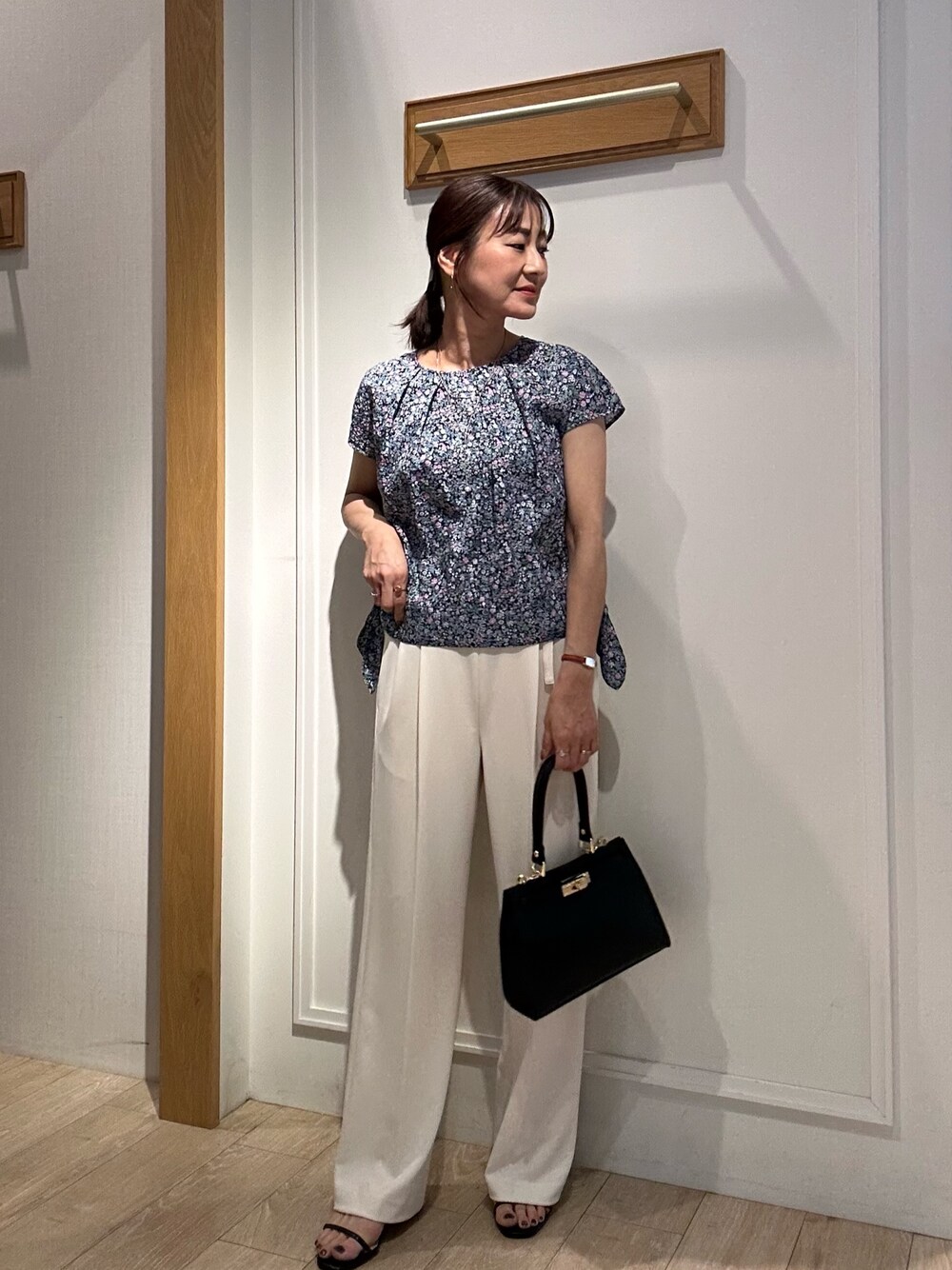 「柄シャツ、ワイドパンツ、サンダル、シャツスタイル、きれいめカジュアル、夏ファッション、大人女子、おでかけコーデ、シンプルカジュアル、大人ファッション、リラックススタイル、パンツコーデ、キレイめコーデ、オトナカジュアル、大人かわいい」｜「MICO COULIERのソフト＆ドライタッチベルテッドパンツ（その他パンツ、ホワイト系）」を使った、daimonさん（レディース・154cm）の春コーディネートの1枚目の写真