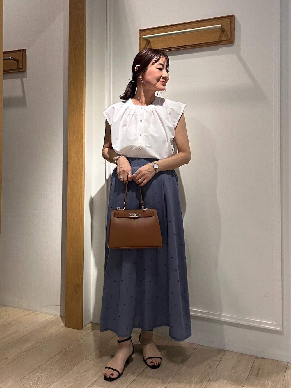 「白シャツ、サンダル、白Tシャツ、夏ファッション、大人可愛い、春夏コーデ、シンプルスタイル、スカートコーデ、低身長女子、甘めカジュアル、カジュアルスタイル、シャツコーデ、オトナカジュアル、キレイめ、40代ファッション」｜「MICO COULIERのエステルカノコカットブラウス（Tシャツ/カットソー、ホワイト系）」を使った、daimonさん（レディース・154cm）の春コーディネートの1枚目の写真