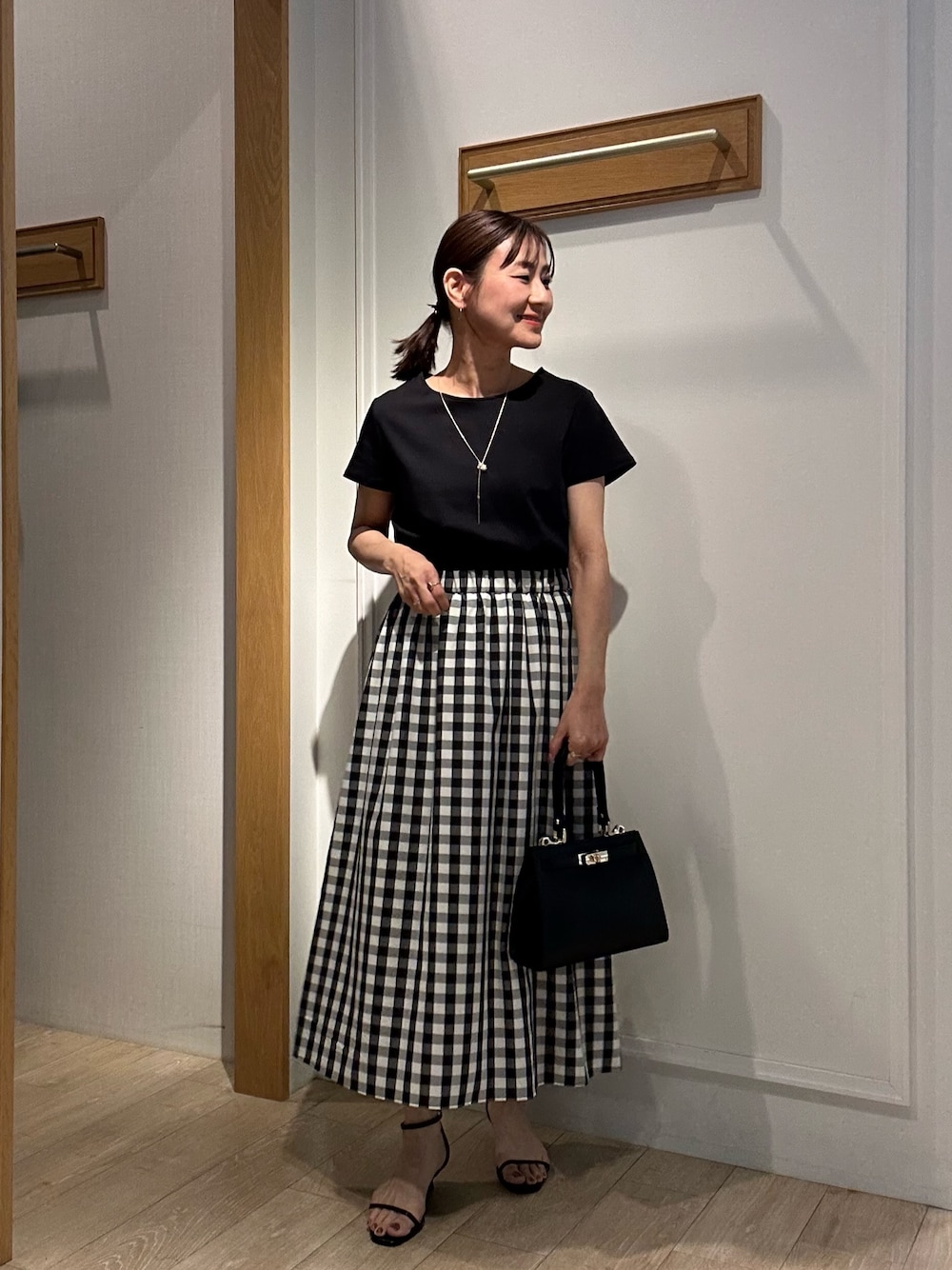 「サンダル、お出かけコーデ、夏服コーデ、大人コーデ、今日のコーデ、キレイめカジュアル、ワンピースコーデ、シンプルカジュアル、オフィススタイル、授業参観日コーデ、低身長女子、ワンピーススタイル、チェックワンピース、チェックワンピ、低身長コーデ」｜「NOLLEY’Sの2wayCLASSICショルダーバッグM（ショルダーバッグ、ブラック系）」を使った、daimonさん（レディース・154cm）の春コーディネートの1枚目の写真