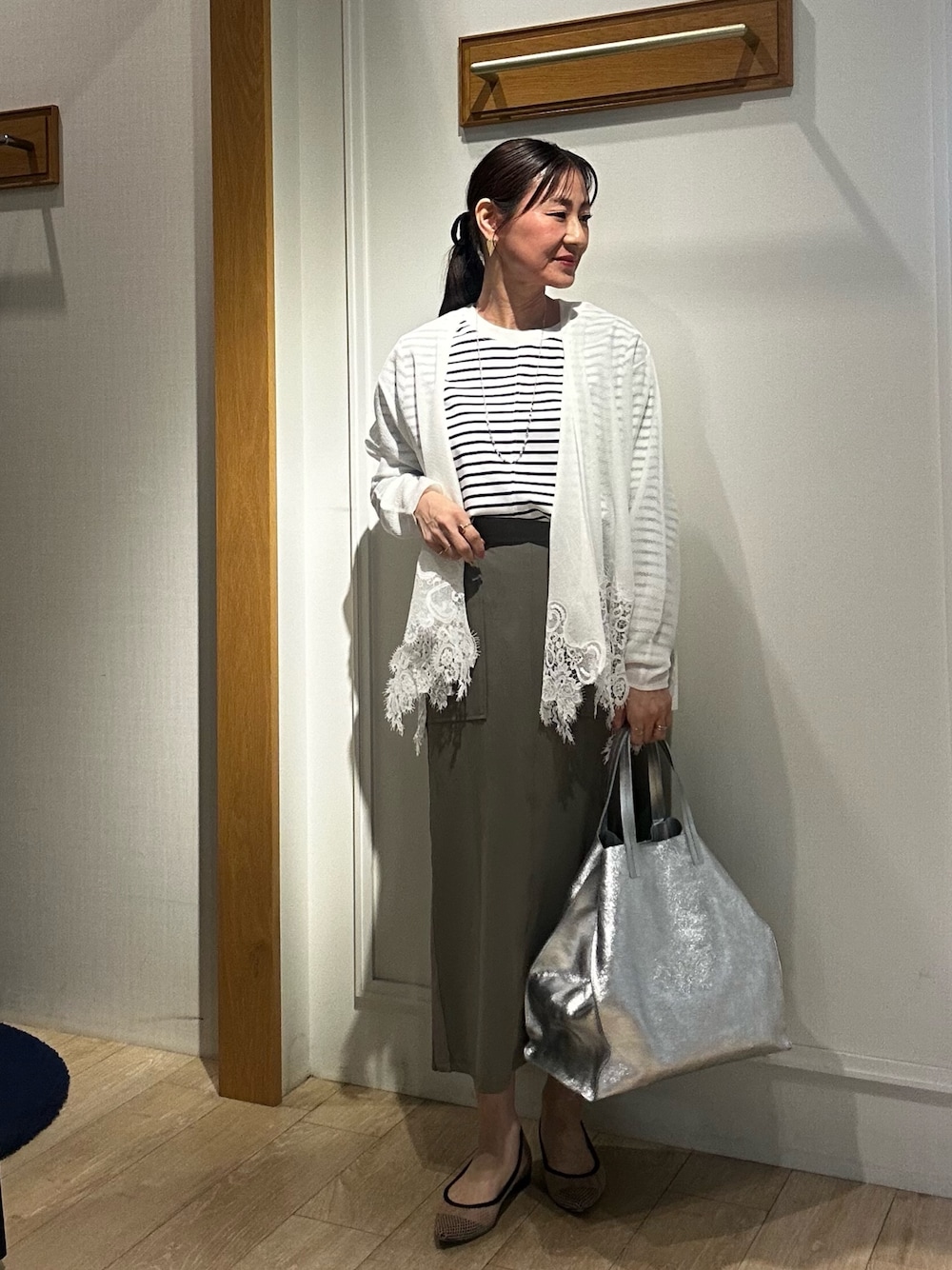 イエロー系のその他アウター、ホワイト系のカーディガン/ボレロ、ホワイト系のTシャツ/カットソーを着用したレディースの春コーディネートの1枚目の写真