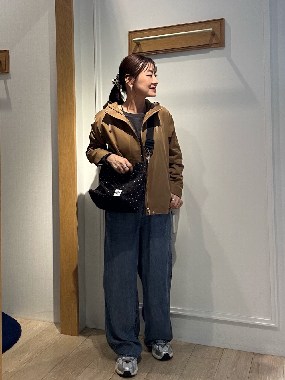 グレー系のTシャツ/カットソー、ブルー系のデニムパンツ、ブラウン系のブルゾンを着用したレディースの秋コーディネートの1枚目の写真