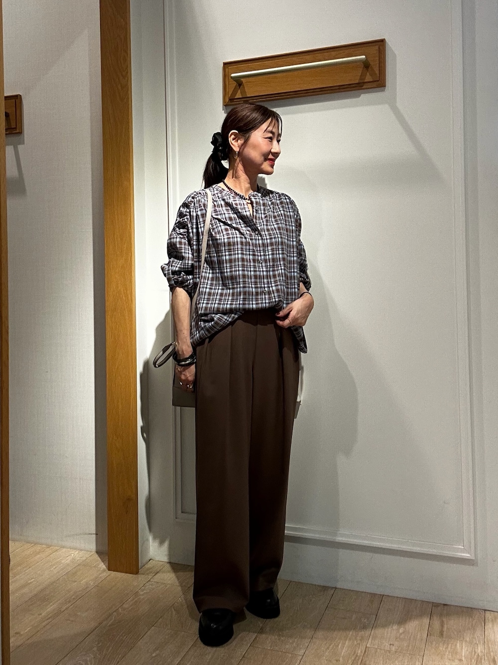 ブラウン系のシャツ/ブラウス、ブラウン系のその他パンツ、ブラック系のネックレスを着用したレディースの秋コーディネートの1枚目の写真