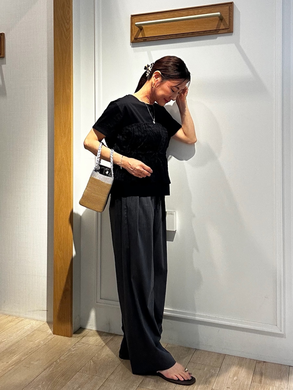 ホワイト系のTシャツ/カットソー、グレー系のその他パンツ、ベージュ系のカーディガン/ボレロを着用したレディースの夏コーディネートの1枚目の写真