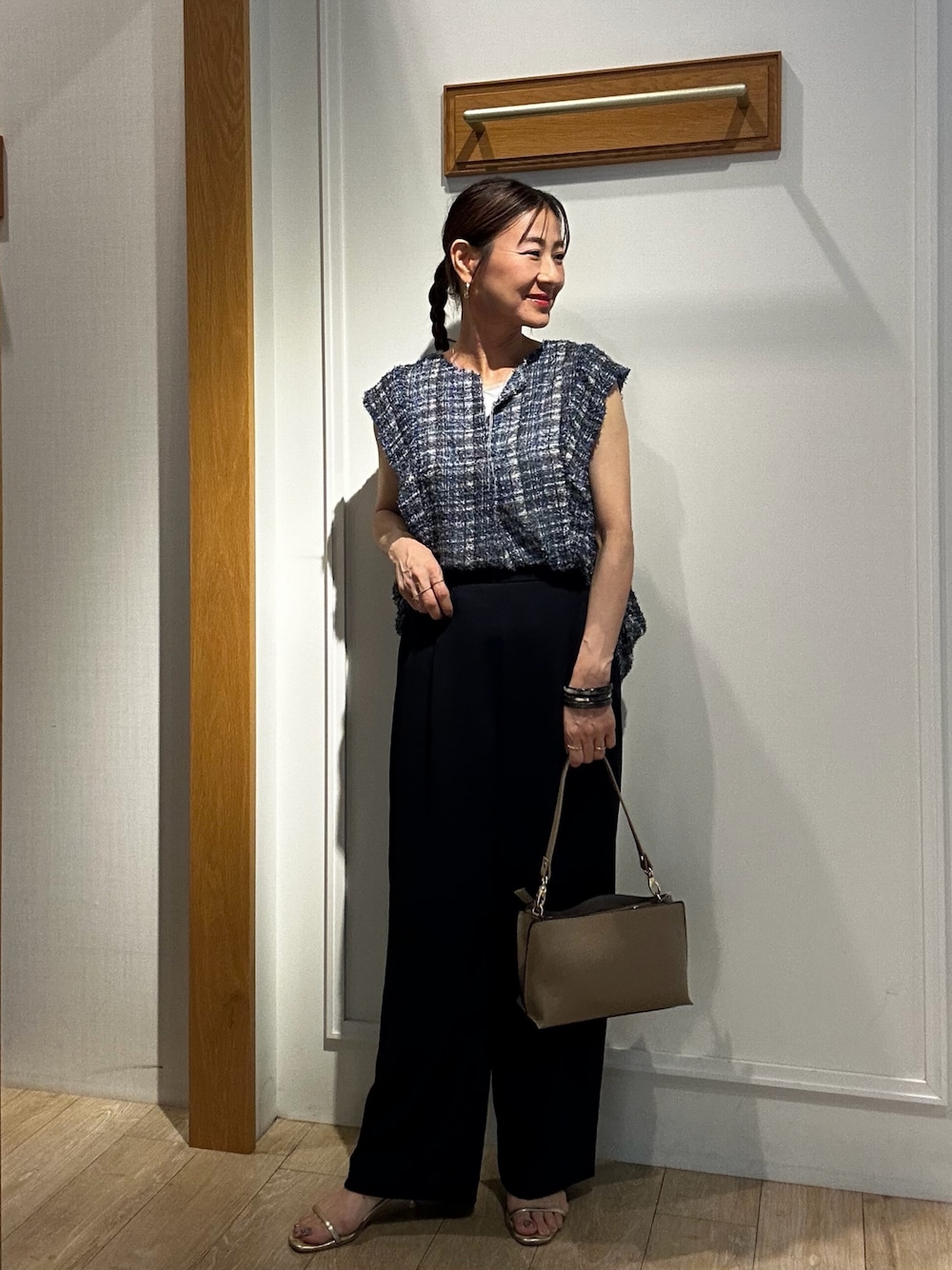 ブルー系のシャツ/ブラウス、ブルー系のその他パンツ、ベージュ系のショルダーバッグを着用したレディースの夏コーディネートの1枚目の写真