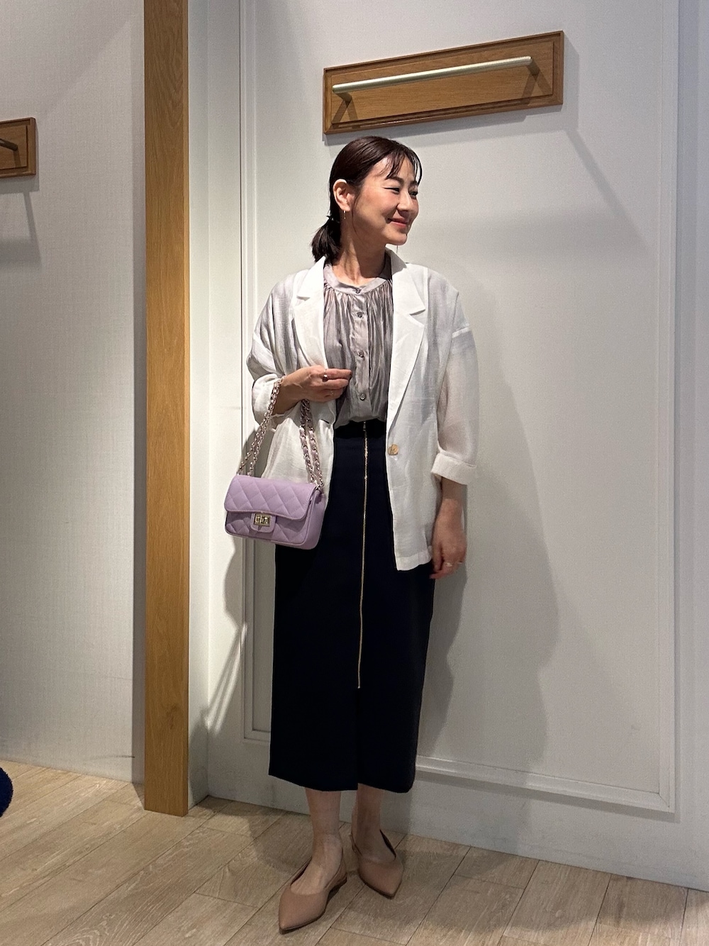 「シャツスタイル、シンプルコーデ、夏ファッション、キレイめカジュアル、スカートコーデ、オフィスカジュアル、最近のいい感じコーデ、キレイめ、シンプルスタイル、ショルダーバッグ、オフィススタイル、低身長、低身長コーデ、低身長女子、40代ファッション」｜「NOLLEY’Sの【五明祐子さんコラボアイテム】キルティングポシェット（ショルダーバッグ、パープル系）」を使った、daimonさん（レディース・154cm）の春コーディネートの1枚目の写真