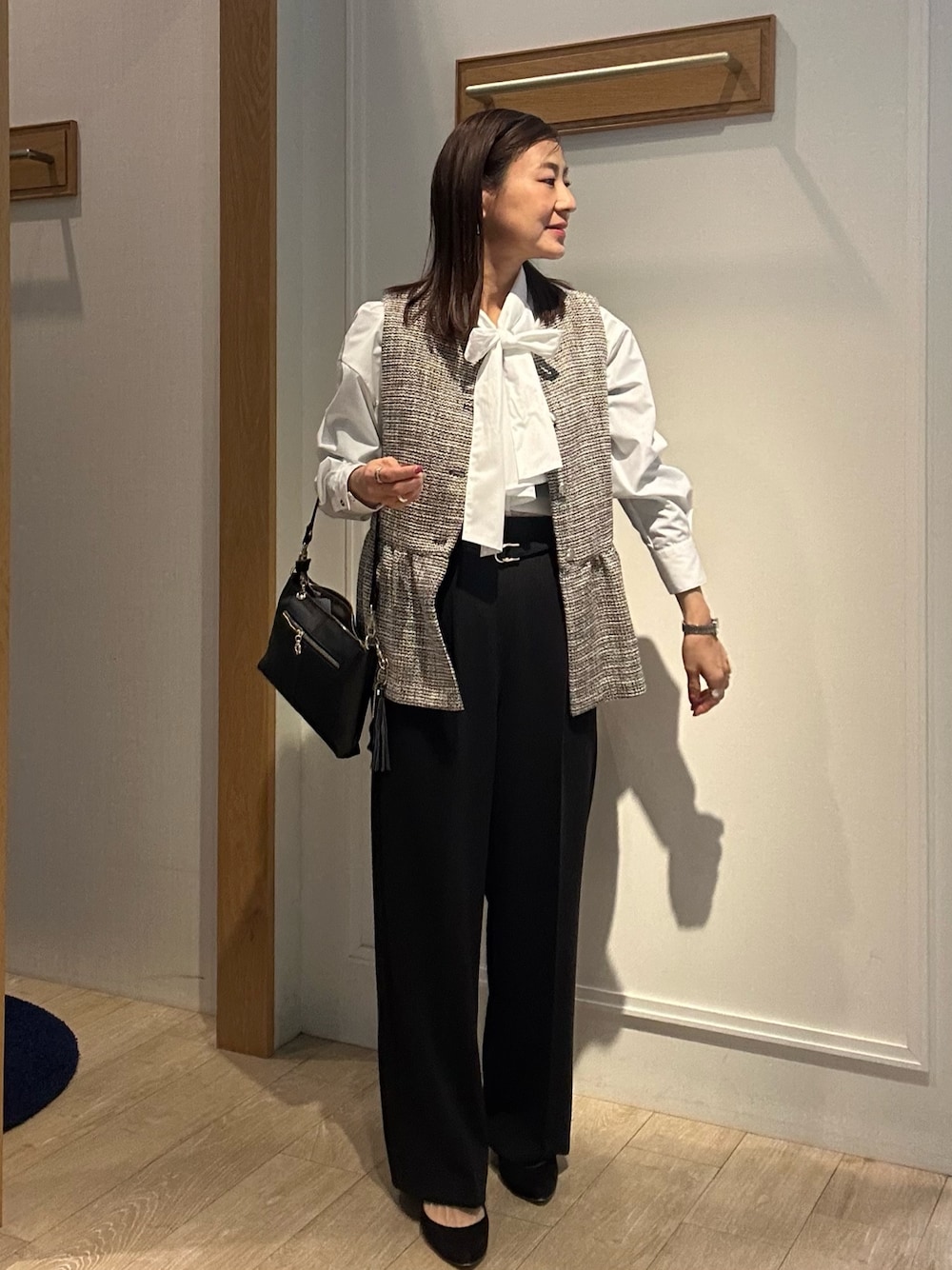 「レイヤードスタイル、大人女子、春服、パンツコーデ、きれいめコーディネート、入学式、入学式コーデ、入学式ママコーデ、卒業式コーデ、卒業式ママコーデ、セレモニーコーデ、オケージョン、低身長、低身長コーデ、ジレ」｜「MICO COULIERの《オケージョン対応》ドライスピン杢ツィード/バスケットラメツィードベスト（ノーカラージャケット、ブラック系）」を使った、daimonさん（レディース・154cm）の冬コーディネートの1枚目の写真