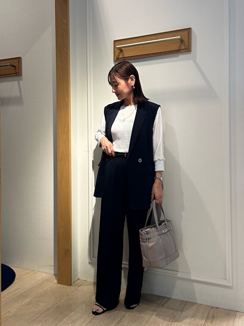「モノトーン、お出かけコーデ、レイヤードスタイル、シアートップス、初秋コーデ、秋、低身長女子、スラックスコーデ、セットアップ、セットアップスタイル、ジレスタイル、ジレコーデ、低身長コーデ、150cm台コーデ、40代ファッション」｜「MICO COULIERの《セットアップ対応》ハイストレッチカルゼワッシャーパンツ（その他パンツ、ブルー系）」を使った、daimonさん（レディース・154cm）の夏コーディネートの1枚目の写真