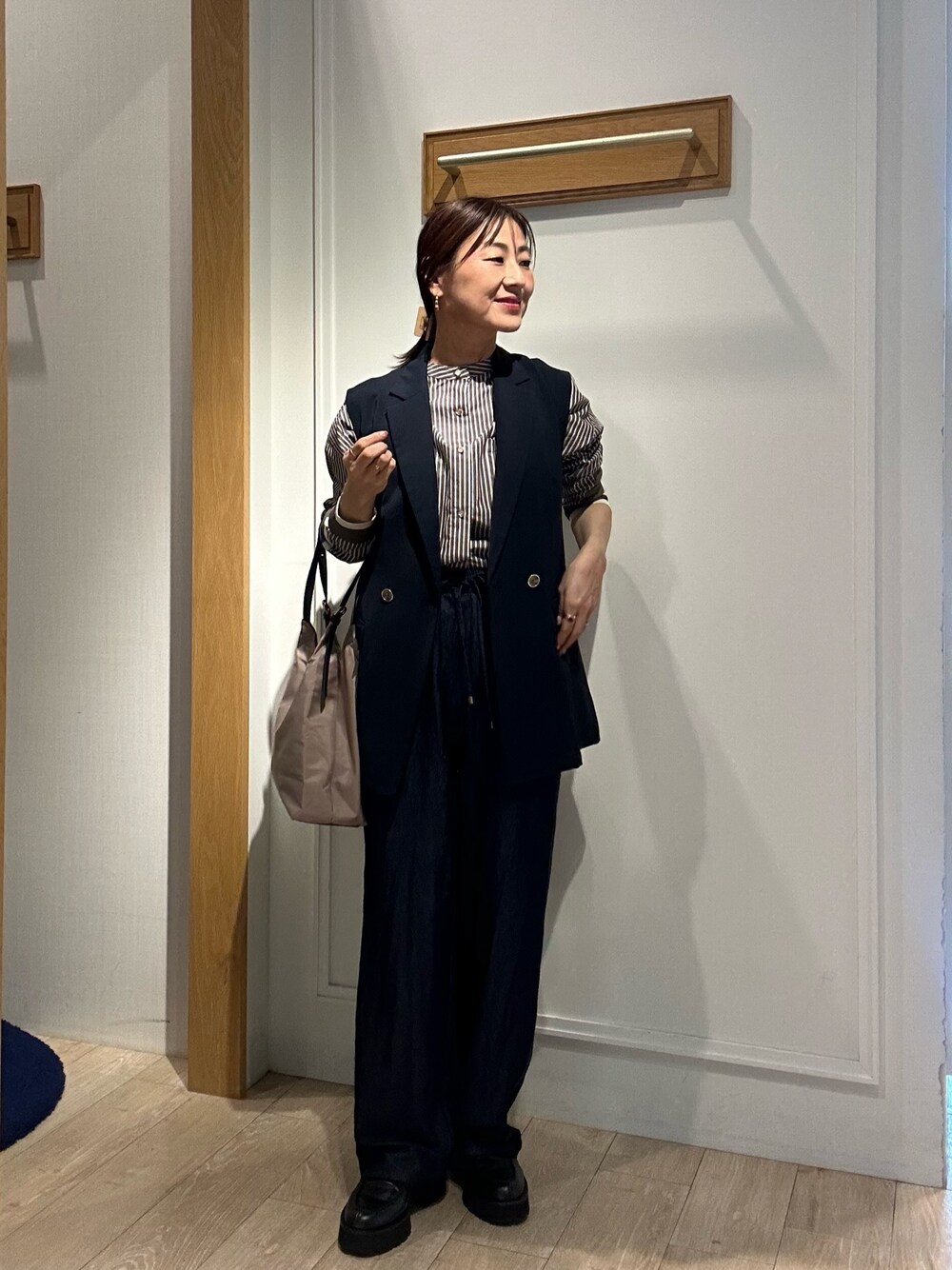 ブルー系のデニムパンツ、ブラウン系のシャツ/ブラウス、ブルー系のテーラードジャケットを着用したレディースの秋コーディネートの1枚目の写真