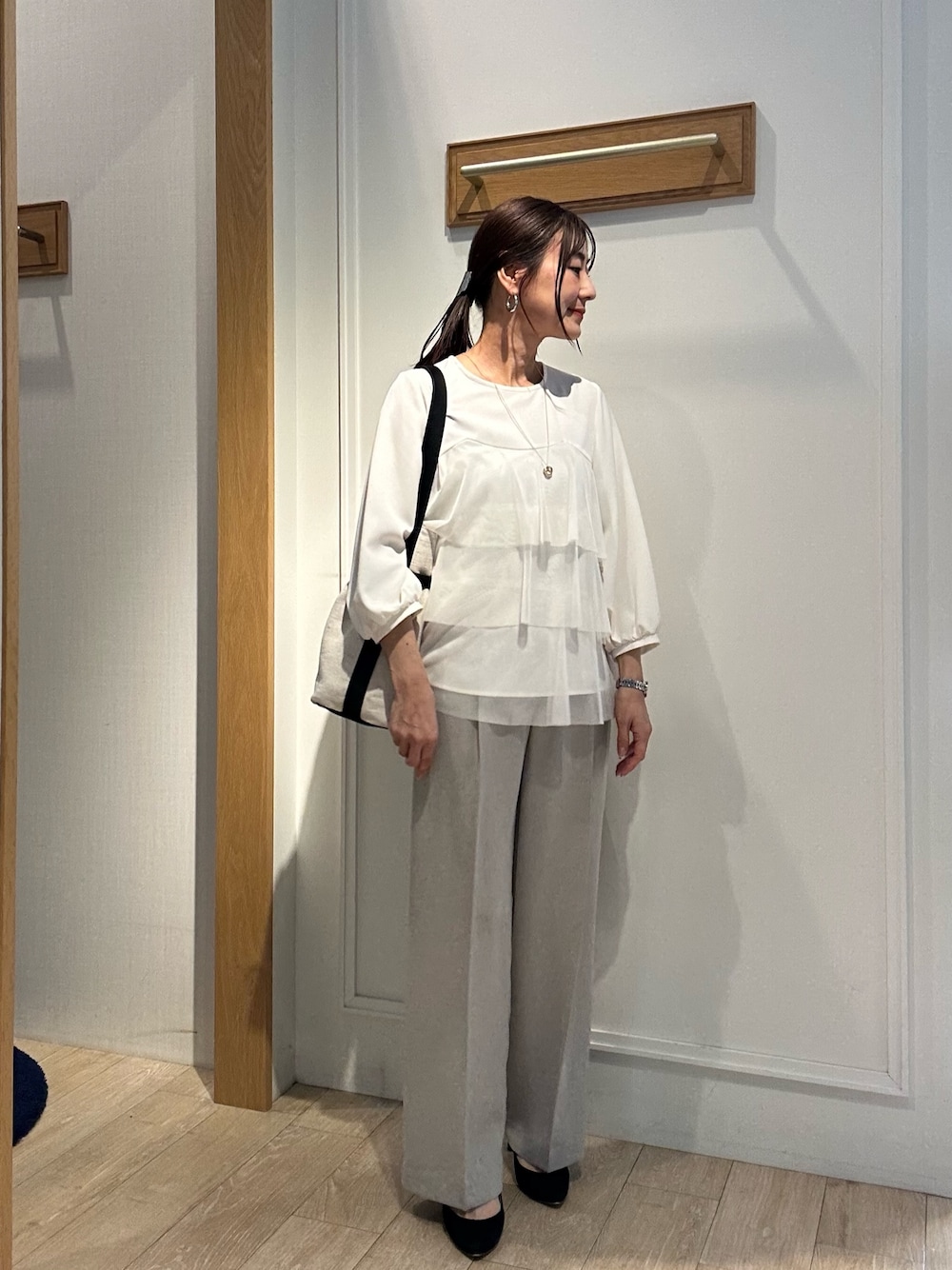 「春めき満開コーデ、淡色コーデ、春服、おでかけコーデ、ベージュ、ベージュコーデ、ベージュパンツ、スーツ、スーツコーデ、パンツスタイル、パンツコーデ、パンツスーツ、低身長、低身長コーデ、低身長女子」｜「MICO COULIERの《オケージョン対応》ヘヴィジョーゼットブラウス（シャツ/ブラウス、ホワイト系）」を使った、daimonさん（骨格ナチュラル・レディース・154cm）の春コーディネートの1枚目の写真