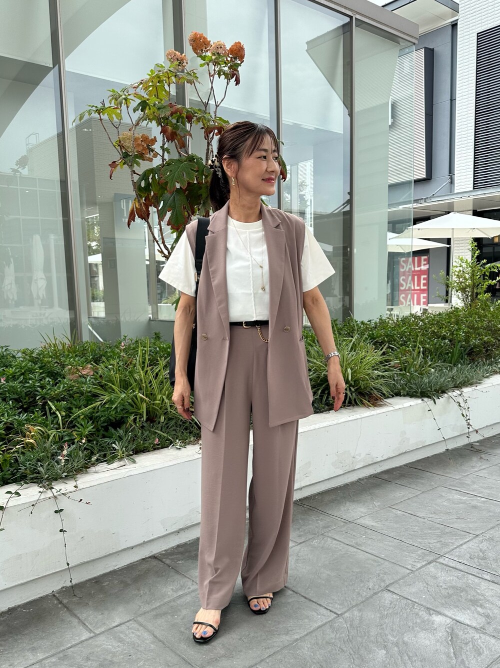 イエロー系のテーラードジャケット、イエロー系のその他パンツ、ホワイト系のTシャツ/カットソーを着用したレディースの夏コーディネートの1枚目の写真