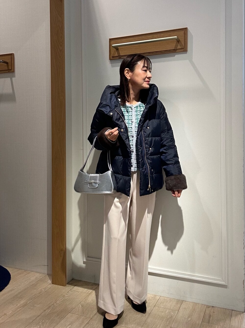 「冬アウター、おでかけコーデ、秋冬コーデ、シンフルコーデ、休日コーデ、キレイめ、カーディガン、低身長女子、お仕事コーデ、ダウン、ダウンジャケット、ダウンコート、ダウンコーデ、ツイード、ツイードジャケット」｜「MICO COULIERのハイストレッチジョーゼットパンツ（その他パンツ、ホワイト系）」を使った、daimonさん（骨格ナチュラル・レディース・154cm）の冬コーディネートの1枚目の写真