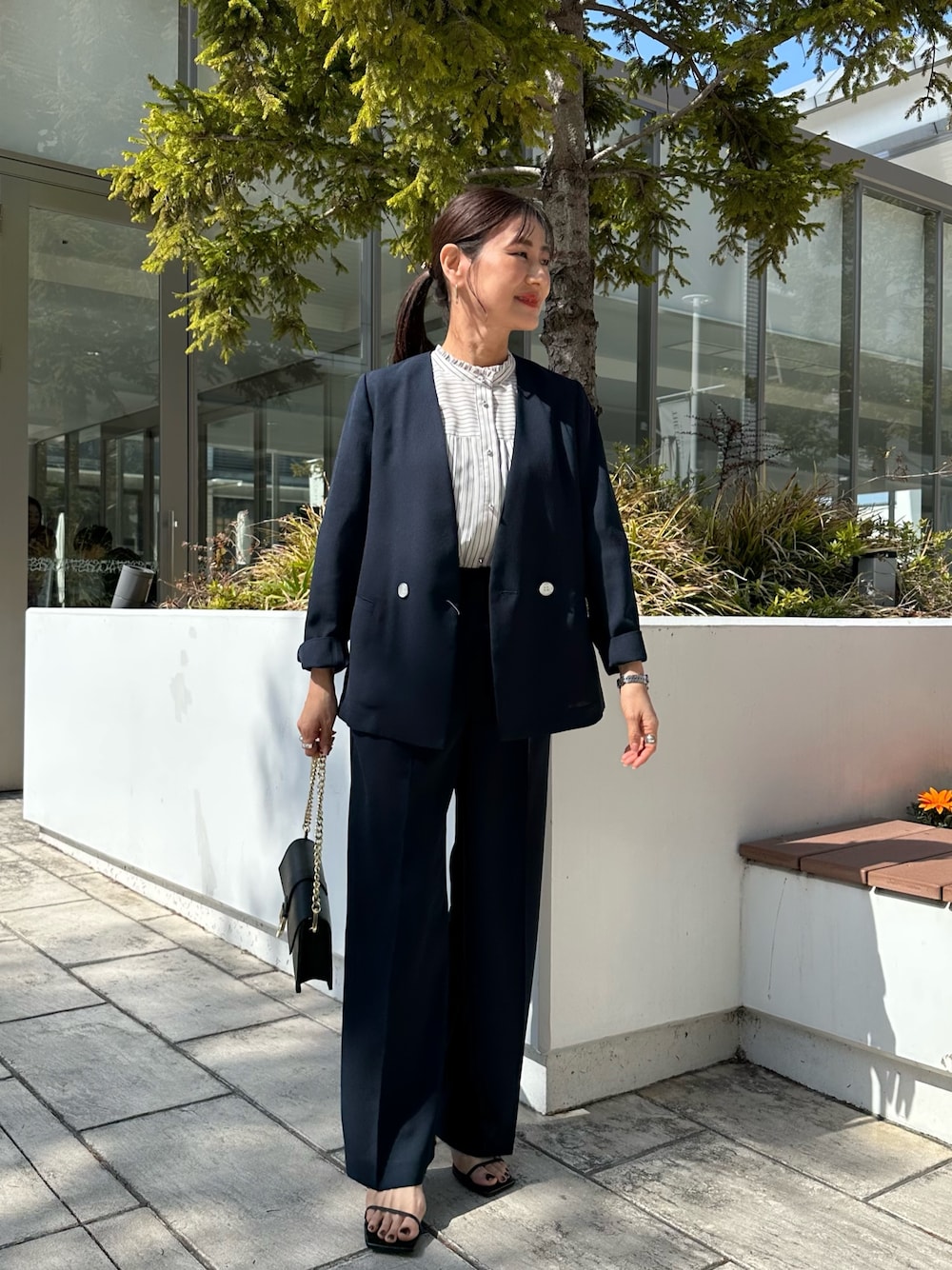 「春めき満開コーデ、春服、ワントーンコーデ、低身長コーデ、低身長女子、40代ファッション、セットアップ、セットアップスタイル、セットアップコーデ、ネイビーコーデ、ネイビージャケット、ＵＶカット、お仕事、お仕事コーデ、パンツスーツ」｜「MICO COULIERのジョーゼットプリーツブラウス（シャツ/ブラウス、ホワイト系）」を使った、daimonさん（骨格ナチュラル・レディース・154cm）の春コーディネートの1枚目の写真