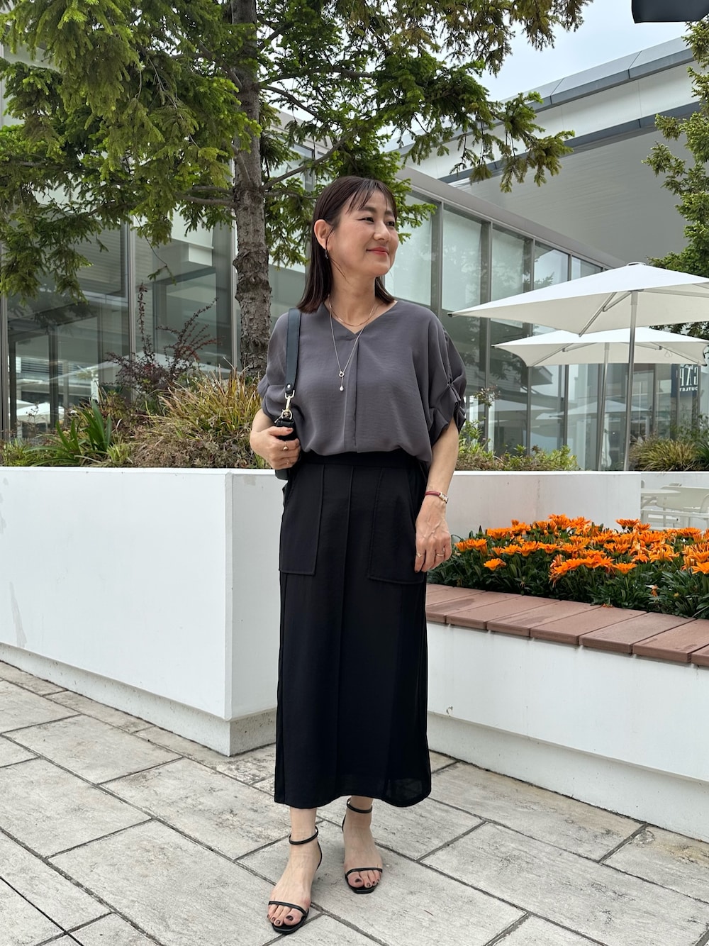 「ショルダーバッグ、サンダル、シャツスタイル、シンプルコーデ、大人女子、楽チンコーデ、オトナカジュアル、オトナカワイイ、最近のいい感じコーデ、きれいめコーデ、低身長コーデ、低身長女子、40代ファッション、スカートスタイル、ブラウスコーデ」｜「MICO COULIERのポリワッシャーカルゼシャツ（シャツ/ブラウス、グレー系）」を使った、daimonさん（レディース・154cm）の春コーディネートの1枚目の写真