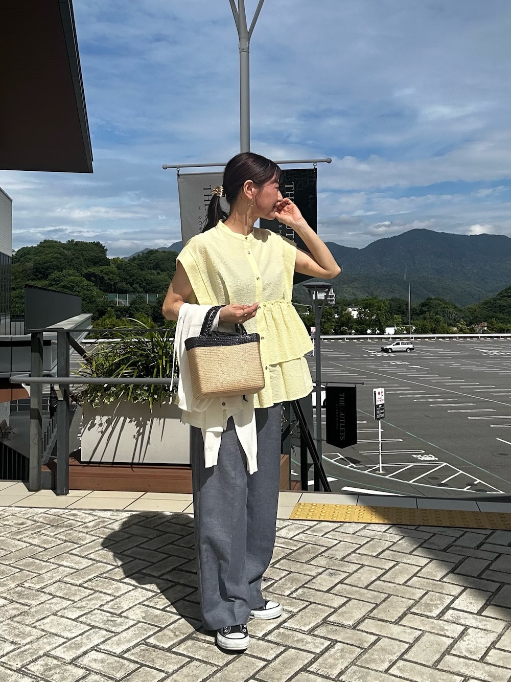 イエロー系のシャツ/ブラウス、ブルー系のその他パンツ、ブルー系のカーディガン/ボレロを着用したレディースの春コーディネートの1枚目の写真