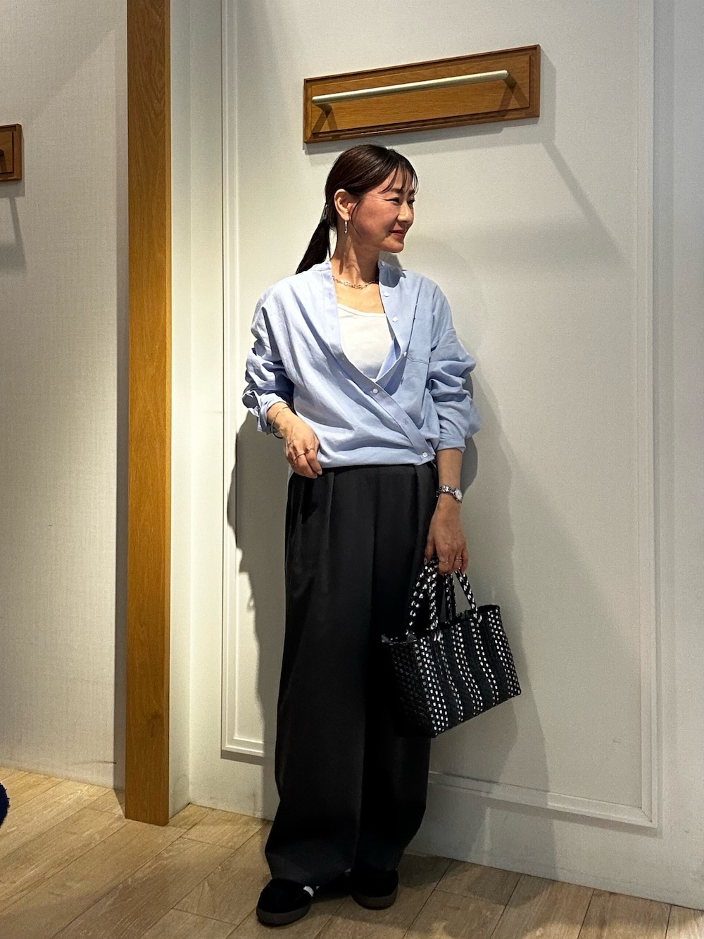 ブルー系のシャツ/ブラウス、グレー系のその他パンツ、ホワイト系のタンクトップを着用したレディースの春コーディネートの1枚目の写真