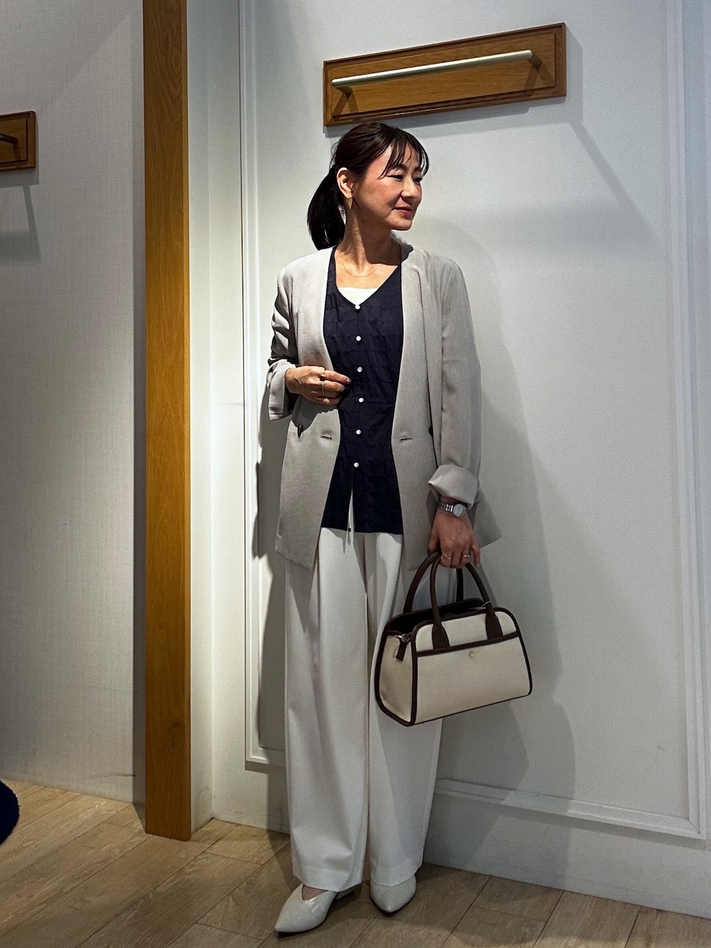 ブルー系のシャツ/ブラウス、ベージュ系のノーカラージャケット、ホワイト系のTシャツ/カットソーを着用したレディースの春コーディネートの1枚目の写真