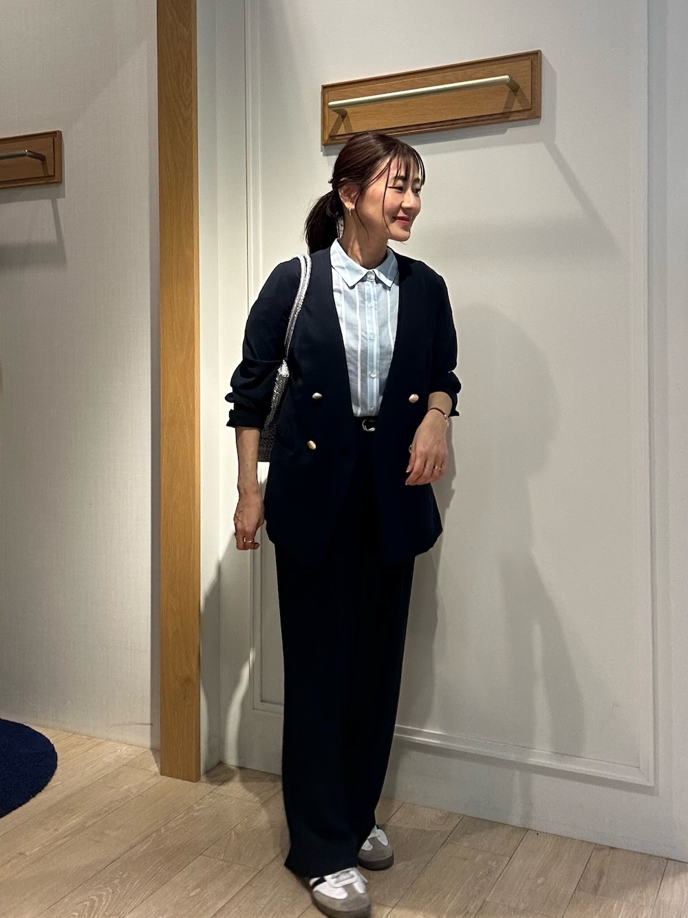 「ジャケット、春めき満開コーデ、春夏コーデ、キレイめカジュアル、150cm台コーデ、お仕事コーデ、レディースファッション、40代ファッション、40代、40代女性、低身長、低身長女子、低身長コーデ、春コーデ、セットアップ」｜「MICO COULIERの《セットアップ対応》ハイストレッチカルゼワッシャーベルト付きパンツ（その他パンツ、グレー系）」を使った、daimonさん（骨格ナチュラル・レディース・154cm）の春コーディネートの1枚目の写真