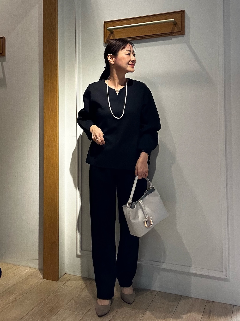 ブルー系のシャツ/ブラウス、ブルー系のその他パンツを着用したレディースの冬コーディネートの1枚目の写真