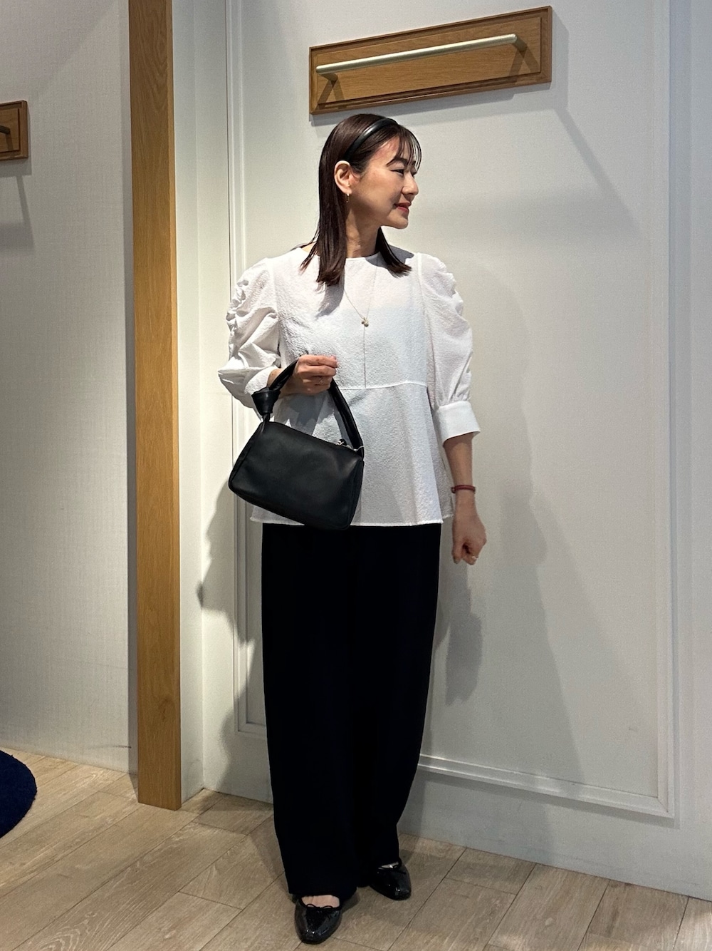 ホワイト系のシャツ/ブラウス、ブルー系のその他パンツ、ブラック系のショルダーバッグを着用したレディースの春コーディネートの1枚目の写真